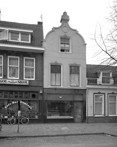 815286 Gezicht op de voorgevel van het pand van Vishandel G.H van Maurik (Biltstraat 67) te Utrecht.